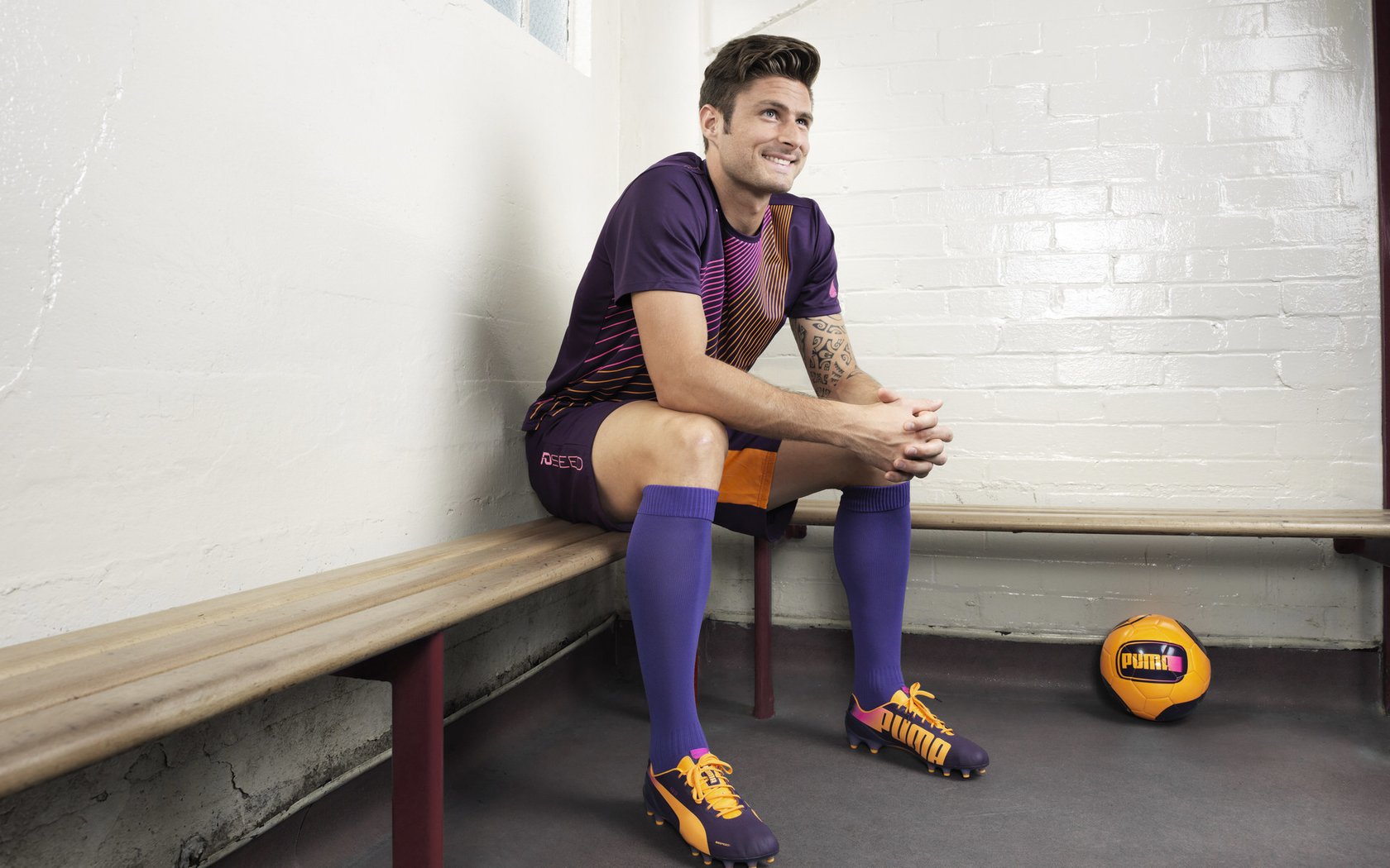 “亚戈·卡尔曼的精准控球与远程传球，助美洲狮队制霸世界赛场”